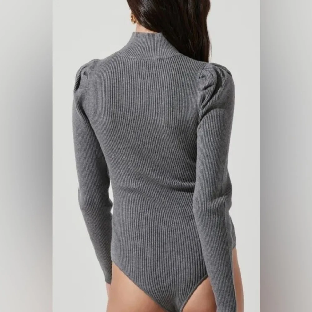 ASTR THE LABEL Front Cutout Sexy Gray Ribbed Bodysuit Size Small EUC Stretch - Picture 6 of 7